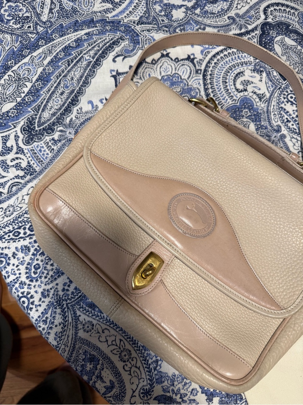 Rare Bone Dooney & Bourke Two-Tone Cream and Blush Leather Shoulder Bag - Picture 2 of 8